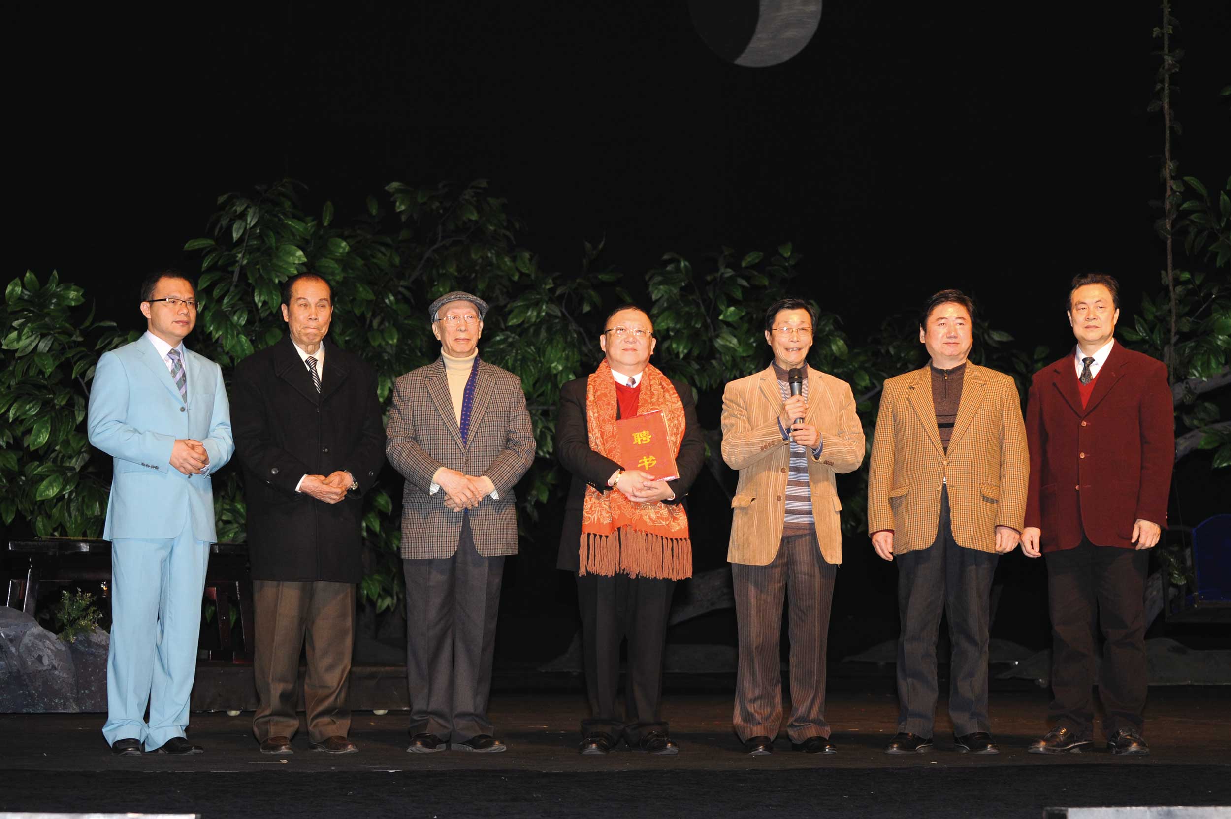 李氏獲邀擔任廣東八和會館榮譽顧問，粵劇藝術家陳笑風（左三）感謝其對粵劇文化所作貢獻。