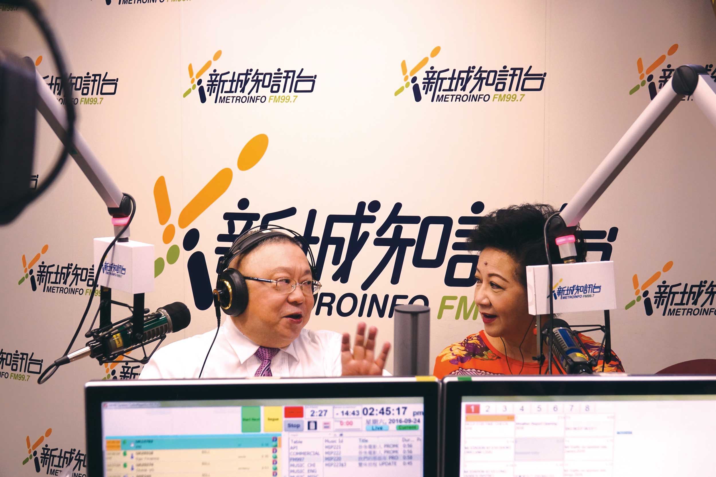 李氏與著名藝人薛家燕拍檔主持新城電台節目《家燕大師行運騷》，傳播易經智慧和生活正能量，聽眾迴響熱烈。