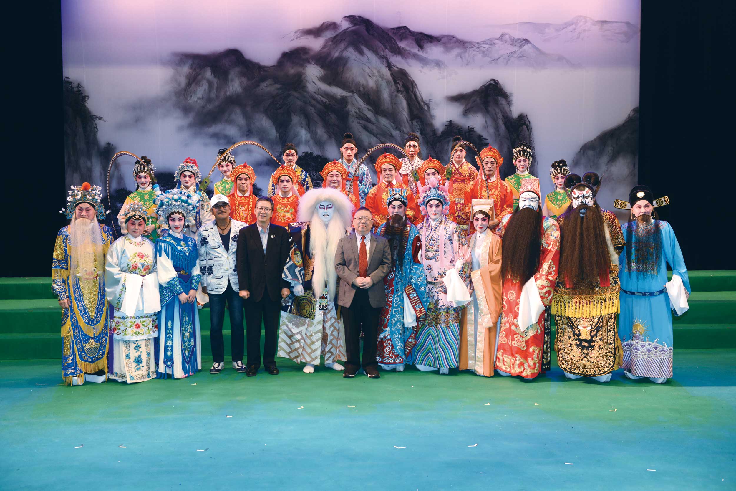 中港粵劇紅伶在日本聚首一堂，完美演繹中國粵劇藝術，精湛表演讓日本觀眾大開眼界，掌聲不絕。香港藝術界及戲曲界於國際舞台上大放異彩，實乃香港之光。