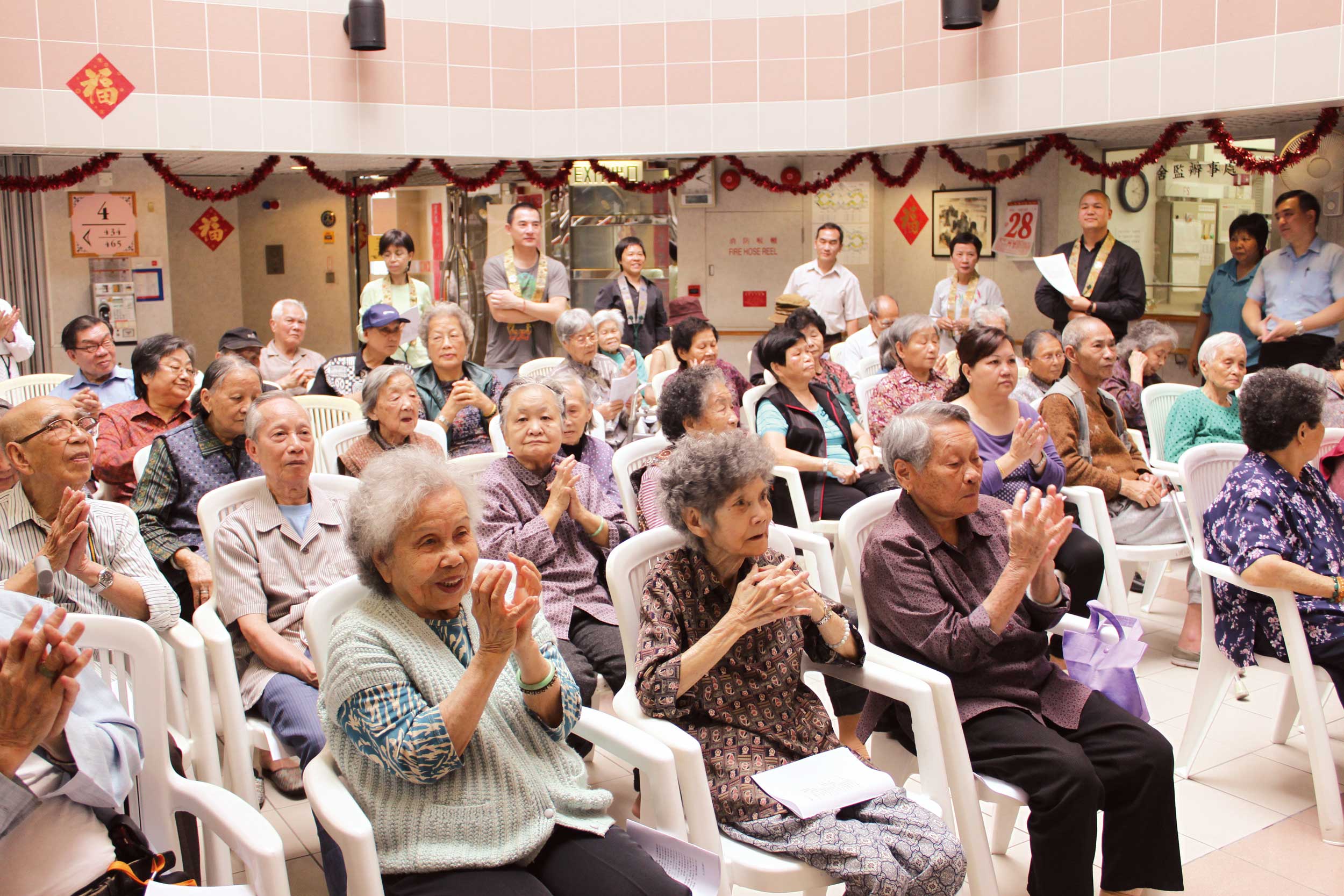 為社區老人送上關愛和喜悅，使他們感受到光明的溫暖。
