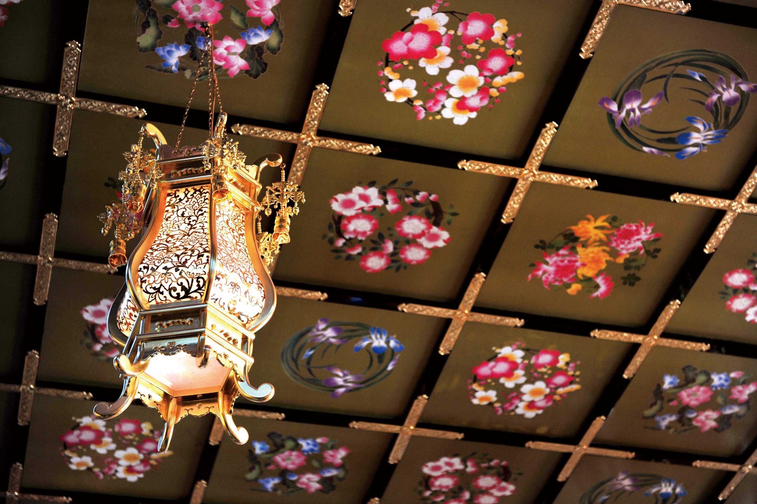 密宗的格天井及供燈均莊嚴美麗，是密法勾攝眾生修行的特色之一。