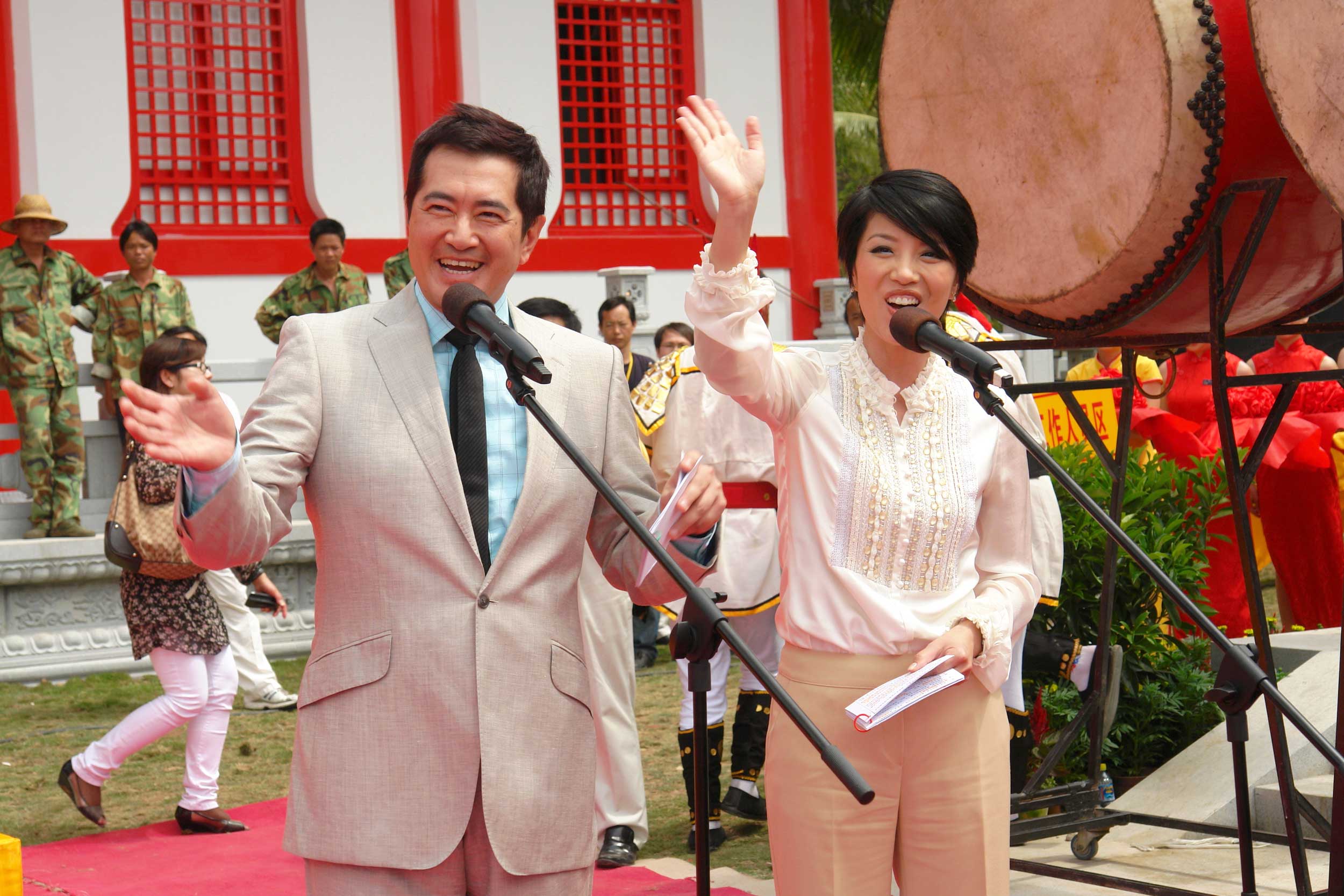 大會主持邀請無綫電視皇牌司儀鄧梓峰及陳芷菁參加。