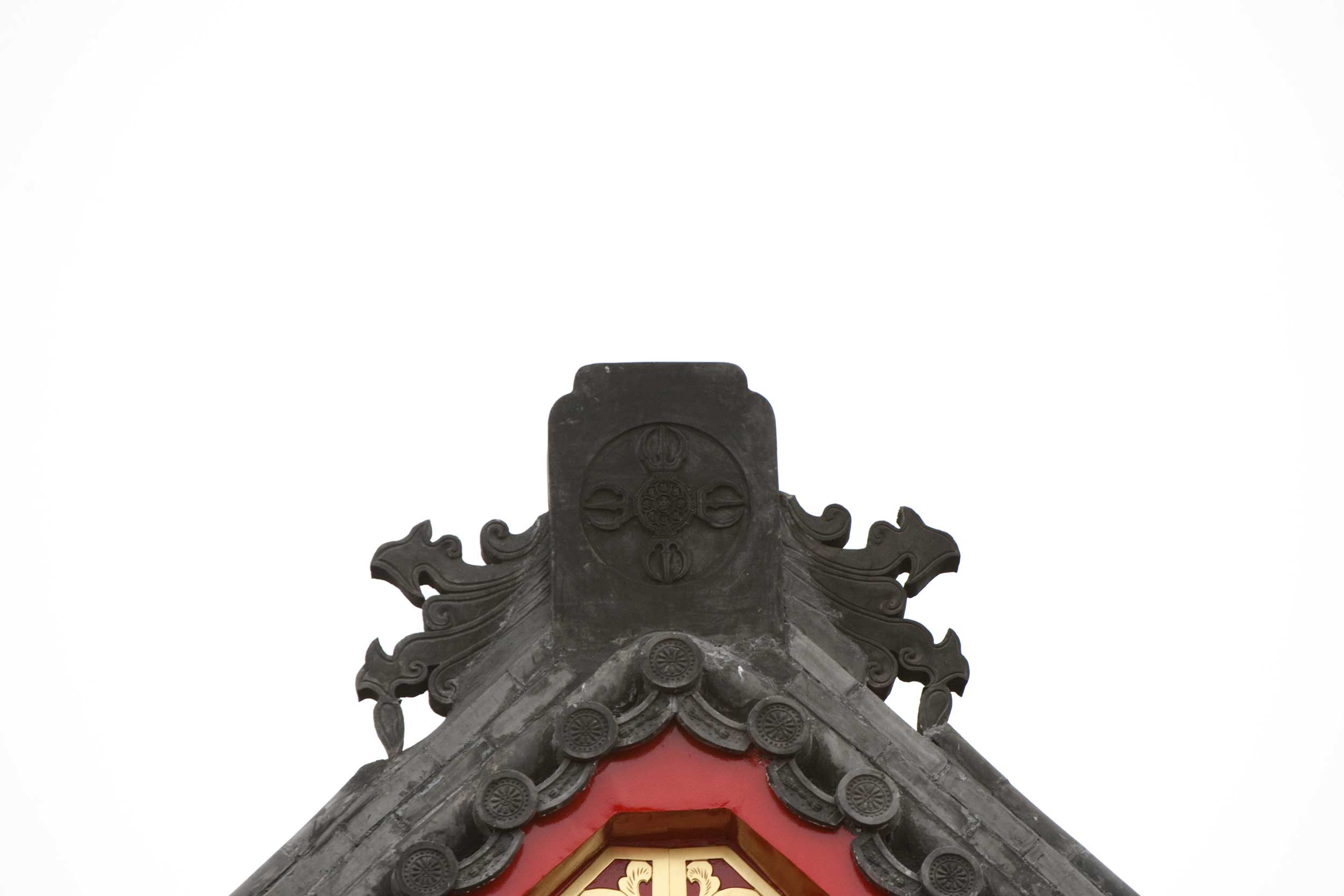 十三佛梵文種子字寫在大堂屋頂前。