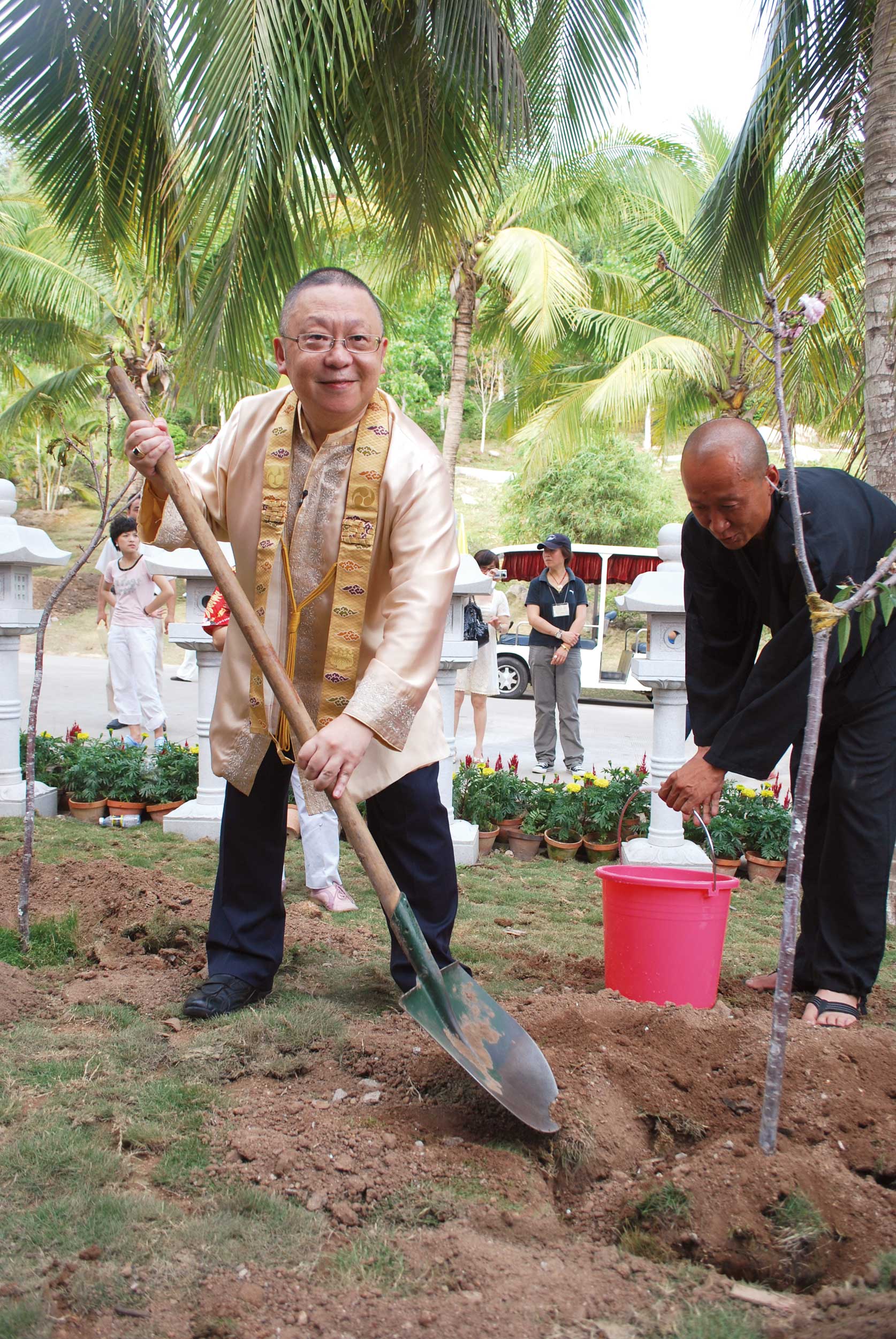 太田龍九先生為大師種下的櫻花澆水。