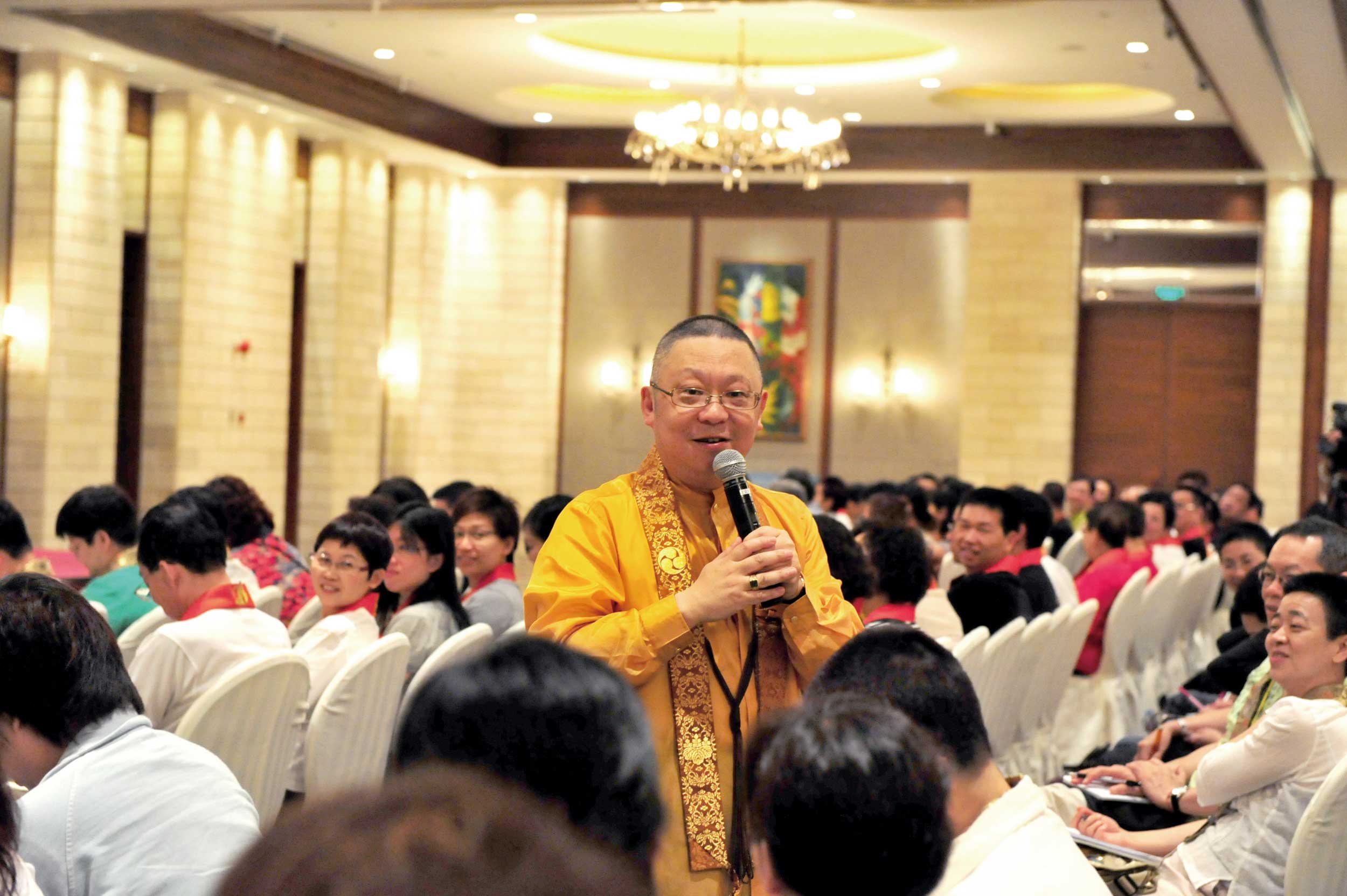 平易近人的大師，沒半點架子，他為祖國的慈善事業，近年付出了大量的寶貴時間。